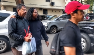 Sopir taksi online yang viral karena merusak spion mobil pengendara lain di Tol JORR, Jakarta Selatan, berhasil ditangkap Polda Metro Jaya. Pelaku terancam hukuman dua tahun penjara. (Foto: ReportaseNews/HO-Subdit Resmob PMJ)
