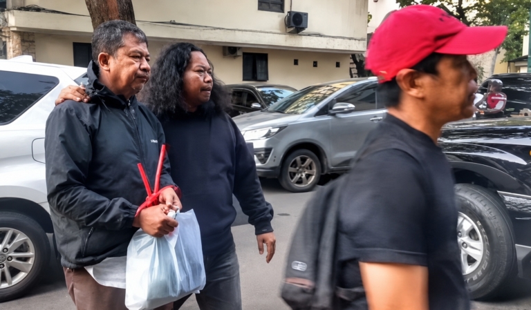 Sopir taksi online yang viral karena merusak spion mobil pengendara lain di Tol JORR, Jakarta Selatan, berhasil ditangkap Polda Metro Jaya. Pelaku terancam hukuman dua tahun penjara. (Foto: ReportaseNews/HO-Subdit Resmob PMJ)