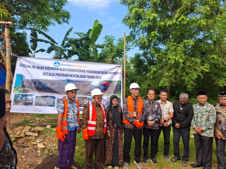 SDN Kajuanak 4 Bangkalan yang sempat roboh akhirnya dibangun kembali usai kunjungan Menteri Abdul Mu’ti. Proses revitalisasi segera dimulai. (Foto: ReportaseNews/Kus)