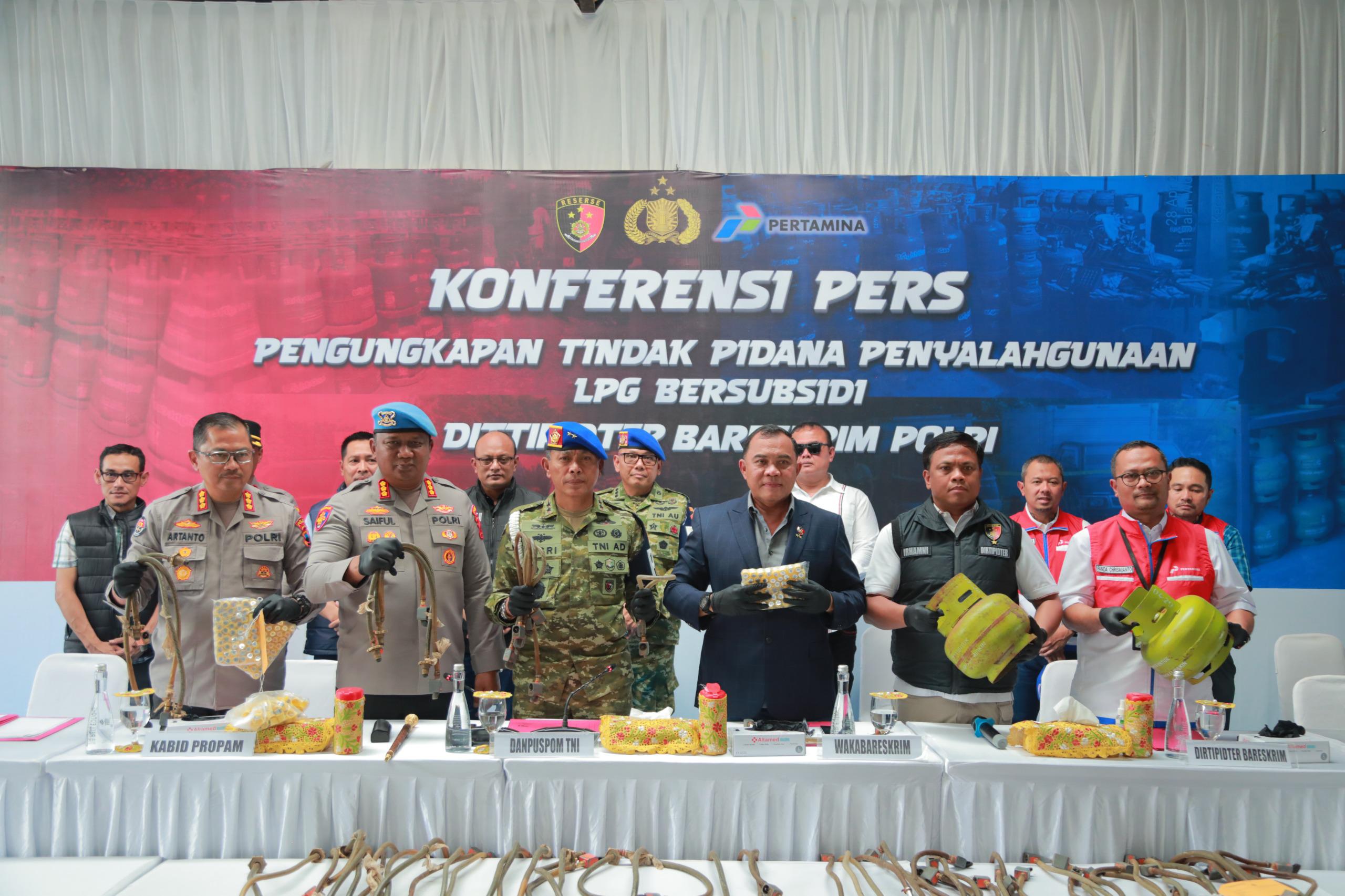 Bareskrim Polri mengungkap penyalahgunaan LPG subsidi di Klaten dan menangkap dua tersangka. Polisi menyita ribuan tabung dan mencegah kerugian negara miliaran rupiah. (Foto: ReportaseNews/HO-Humas Polri)