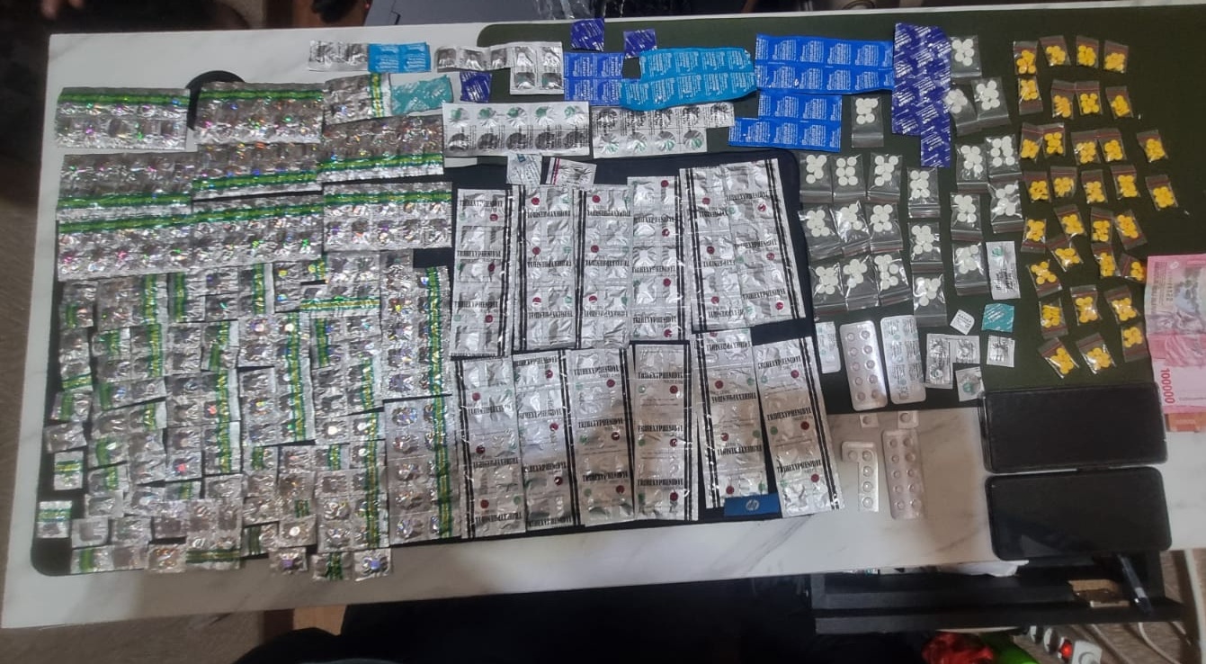 Polisi mengungkap peredaran obat berbahaya tanpa izin di Tanjung Priok, Jakarta Utara. Seorang pelaku diamankan beserta ratusan butir obat ilegal. (Foto: ReportaseNews/HO-Humas Polda Metro Jaya)