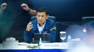 Buronan Interpol kasus penipuan online lintas negara ditangkap di Bandara Soekarno-Hatta. Polisi ungkap peran tersangka dan jaringan internasionalnya. (Foto: ReportaseNews/HO-Humas Polri)