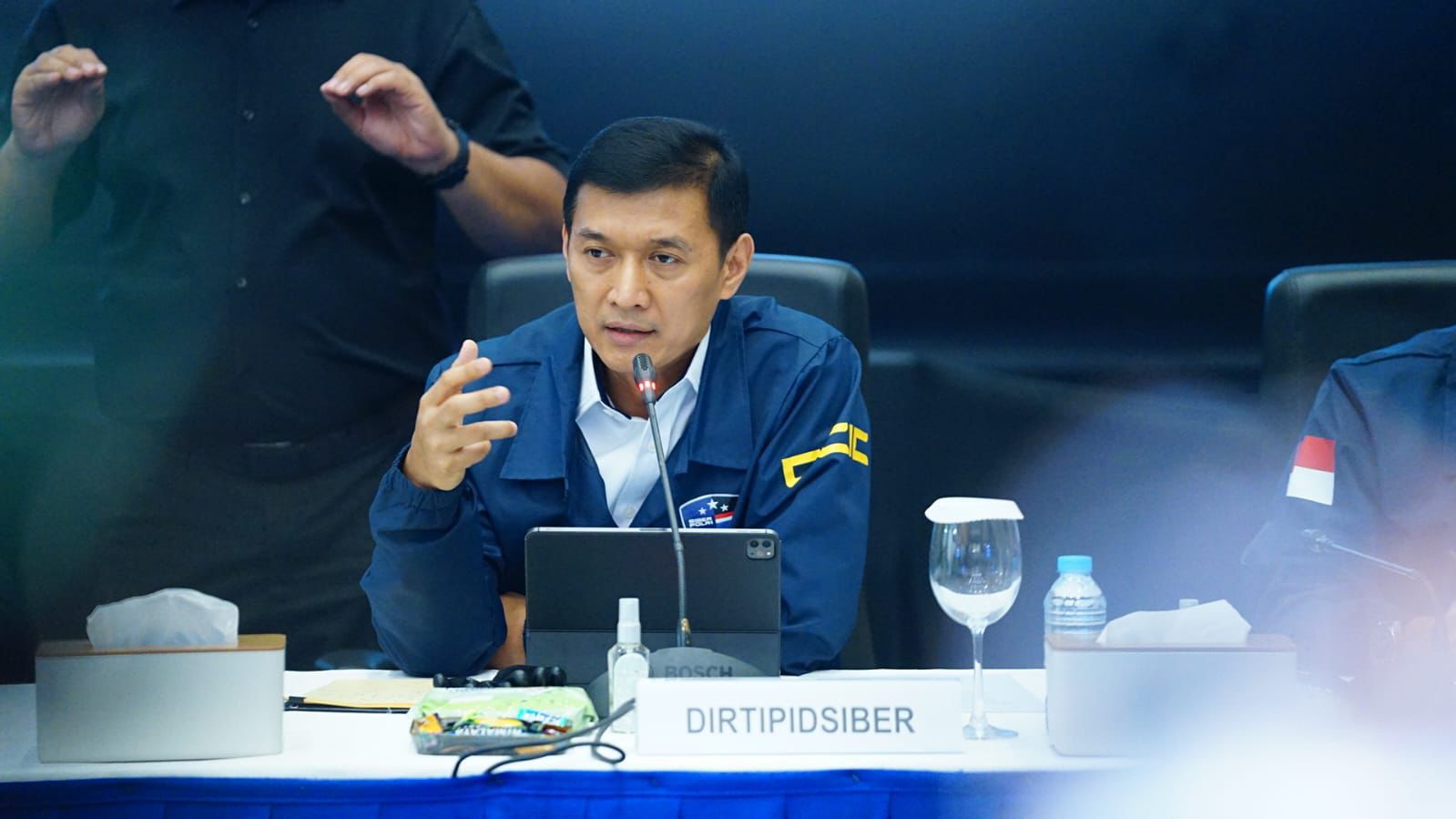 Buronan Interpol kasus penipuan online lintas negara ditangkap di Bandara Soekarno-Hatta. Polisi ungkap peran tersangka dan jaringan internasionalnya. (Foto: ReportaseNews/HO-Humas Polri)