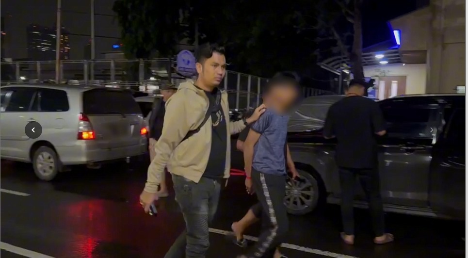 Polisi menangkap pelaku pembacokan pegawai toko roti di Cengkareng, Jakarta Barat. Korban tewas akibat luka bacok di dada kiri. (Foto: ReportaseNews/HO-Humas Polda Metro Jaya)