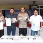 Polsek Metro Gambir mengungkap jaringan sabu di Jakarta dan Depok. Tiga pelaku ditangkap, polisi menyita ratusan gram sabu siap edar. (Foto: ReportaseNews/HO-Humas Polda Metro Jaya)