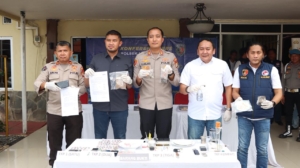 Polsek Metro Gambir mengungkap jaringan sabu di Jakarta dan Depok. Tiga pelaku ditangkap, polisi menyita ratusan gram sabu siap edar. (Foto: ReportaseNews/HO-Humas Polda Metro Jaya)