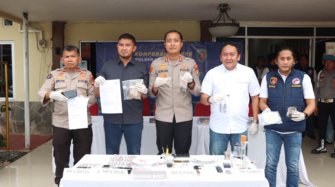 Polsek Metro Gambir mengungkap jaringan sabu di Jakarta dan Depok. Tiga pelaku ditangkap, polisi menyita ratusan gram sabu siap edar. (Foto: ReportaseNews/HO-Humas Polda Metro Jaya)