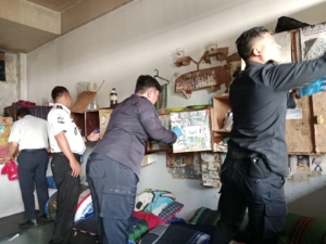Petugas Lapas Kelas IIA Purwokerto menggelar razia mendadak di blok hunian warga binaan dan menyita sejumlah barang yang dinilai rawan disalahgunakan. (Foto: ReportaseNews/Kus)