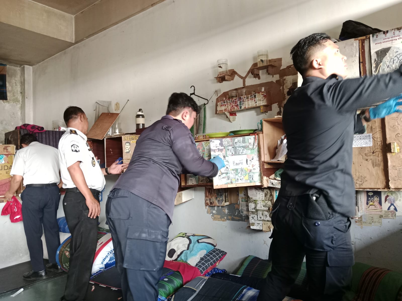 Petugas Lapas Kelas IIA Purwokerto menggelar razia mendadak di blok hunian warga binaan dan menyita sejumlah barang yang dinilai rawan disalahgunakan. (Foto: ReportaseNews/Kus)