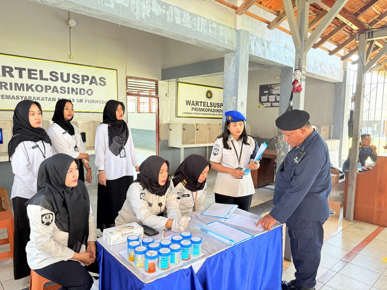 Lapas Purwodadi menggelar ikrar bebas handphone ilegal, narkoba, dan penipuan. Razia gabungan bersama TNI-Polri menemukan sejumlah barang terlarang di kamar warga binaan. (Foto: ReportaseNews/And)