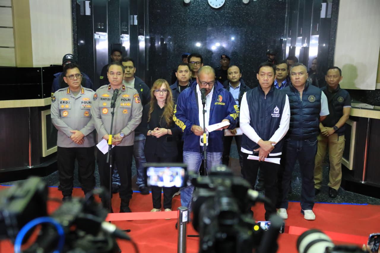 Bareskrim Polri membongkar judi online jaringan internasional di Jakarta Barat dan menangkap 321 WNA dari tujuh negara. Polisi juga menyita puluhan domain judi online. (Foto: ReportaseNews/HO-Humas Polri)