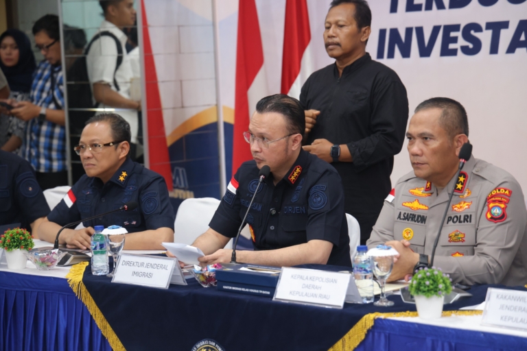 Sebanyak 210 WNA diduga terlibat scam investasi online di Batam diamankan petugas Imigrasi. Polisi menyita ratusan komputer, ponsel, dan paspor. (Foto: ReportaseNews/Aji)