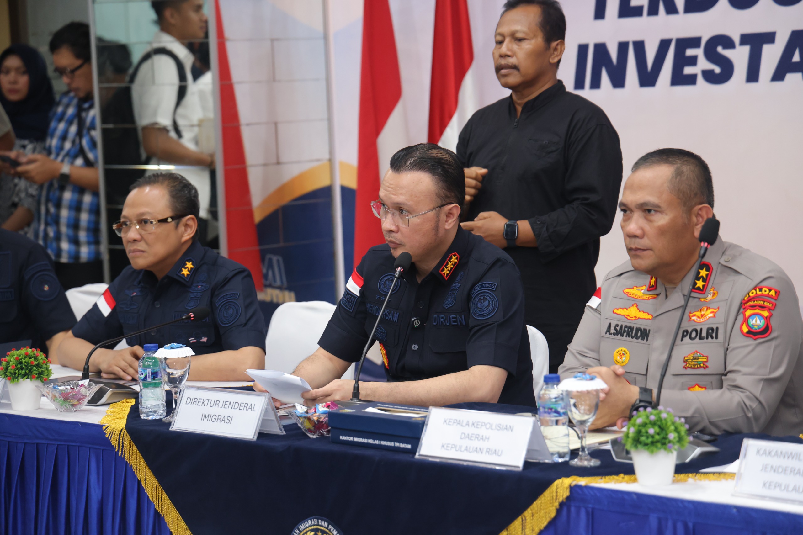 Sebanyak 210 WNA diduga terlibat scam investasi online di Batam diamankan petugas Imigrasi. Polisi menyita ratusan komputer, ponsel, dan paspor. (Foto: ReportaseNews/Aji)