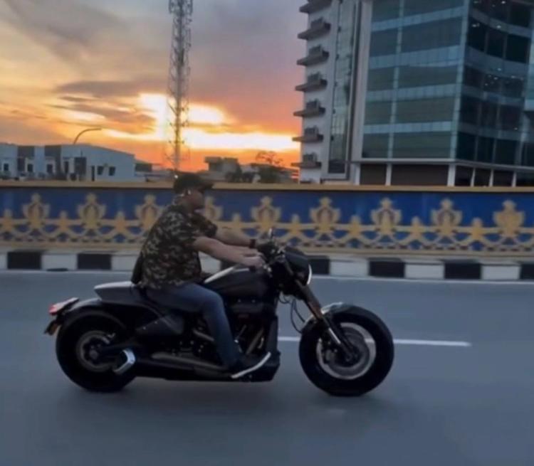 Video Ketua DPRD Kepri Iman Sutiawan mengendarai moge tanpa helm di Batam Center menuai kritik netizen. Unggahan Instagram akhirnya dihapus. (Tangkapan Layar)