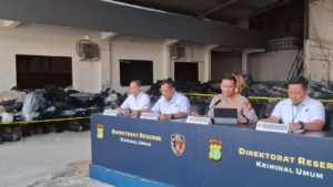 Polda Metro Jaya mengungkap gudang berisi 1.494 motor diduga hasil kejahatan di Jakarta Selatan. Kendaraan disebut hendak dikirim ke Tahiti dan Togo. (Foto: ReportaseNews/Tama)
