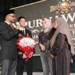Momen haru terjadi di pelepasan siswa SMK Ma’arif NU Paguyangan Brebes saat seorang siswa bertemu kembali dengan ibunya yang pulang dari Taiwan setelah tiga tahun berpisah. (Foto: ReportaseNews/Kus)