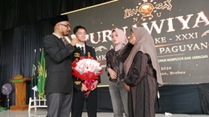 Momen haru terjadi di pelepasan siswa SMK Ma’arif NU Paguyangan Brebes saat seorang siswa bertemu kembali dengan ibunya yang pulang dari Taiwan setelah tiga tahun berpisah. (Foto: ReportaseNews/Kus)