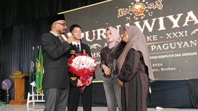 Momen haru terjadi di pelepasan siswa SMK Ma’arif NU Paguyangan Brebes saat seorang siswa bertemu kembali dengan ibunya yang pulang dari Taiwan setelah tiga tahun berpisah. (Foto: ReportaseNews/Kus)