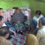 Bupati Tapanuli Selatan Gus Irawan Pasaribu menjenguk Tuti Daulay, ibu hamil yang viral ditandu warga sejauh 30 kilometer hingga bayinya meninggal saat persalinan. (Foto: ReportaseNews/Angga)