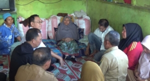 Bupati Tapanuli Selatan Gus Irawan Pasaribu menjenguk Tuti Daulay, ibu hamil yang viral ditandu warga sejauh 30 kilometer hingga bayinya meninggal saat persalinan. (Foto: ReportaseNews/Angga)