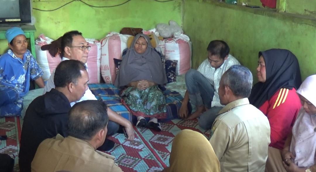 Bupati Tapanuli Selatan Gus Irawan Pasaribu menjenguk Tuti Daulay, ibu hamil yang viral ditandu warga sejauh 30 kilometer hingga bayinya meninggal saat persalinan. (Foto: ReportaseNews/Angga)