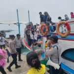 Polres Kepulauan Seribu memperkuat pengamanan dermaga untuk mengantisipasi lonjakan wisatawan saat libur panjang. Polisi siaga di titik keberangkatan dan kedatangan kapal. (Foto: ReportaseNews/HO-Humas Polda Metro Jaya)