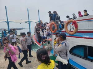 Polres Kepulauan Seribu memperkuat pengamanan dermaga untuk mengantisipasi lonjakan wisatawan saat libur panjang. Polisi siaga di titik keberangkatan dan kedatangan kapal. (Foto: ReportaseNews/HO-Humas Polda Metro Jaya)