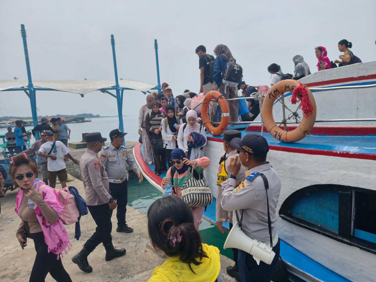 Polres Kepulauan Seribu memperkuat pengamanan dermaga untuk mengantisipasi lonjakan wisatawan saat libur panjang. Polisi siaga di titik keberangkatan dan kedatangan kapal. (Foto: ReportaseNews/HO-Humas Polda Metro Jaya)