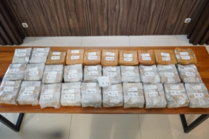 Polda Metro Jaya menggagalkan peredaran sabu 32 kilogram asal Malaysia di Jakarta dan Bekasi. Satu tersangka berinisial V.AR. ditangkap. (Foto: ReportaseNews/HO-Ditresnarkoba Polda Metro Jaya)