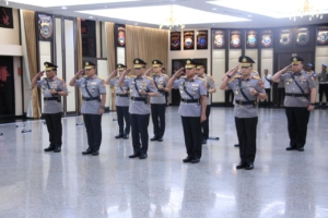 Kapolri Jenderal Listyo Sigit Prabowo memimpin pelantikan dan sertijab pejabat utama Mabes Polri serta sejumlah Kapolda baru di Mabes Polri, Jakarta. (Foto: ReportaseNews/HO-Humas Polri)
