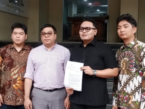 Komang Ani, lansia 69 tahun, mengajukan penangguhan penahanan usai ditetapkan tersangka kasus dugaan pemalsuan surat terkait sengketa tanah melawan PT Paramount. (Foto: ReportaseNews/Tama)