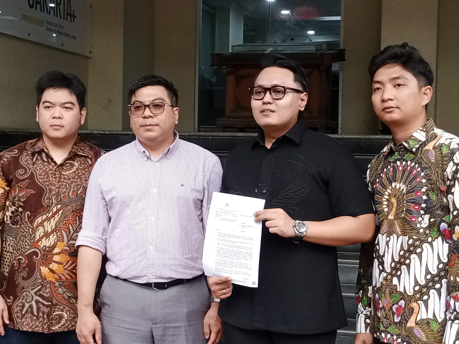 Komang Ani, lansia 69 tahun, mengajukan penangguhan penahanan usai ditetapkan tersangka kasus dugaan pemalsuan surat terkait sengketa tanah melawan PT Paramount. (Foto: ReportaseNews/Tama)