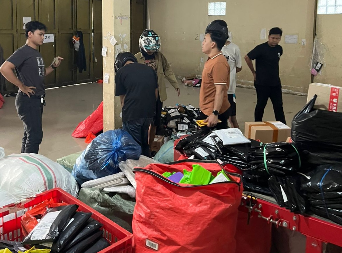 Bareskrim Polri mengungkap home industry skincare ilegal mengandung merkuri di Cirebon, Jawa Barat. Dua tersangka ditetapkan dan ribuan produk kosmetik disita. (Foto: ReportaseNews/HO-Dittipidnarkoba Bareskrim Polri)