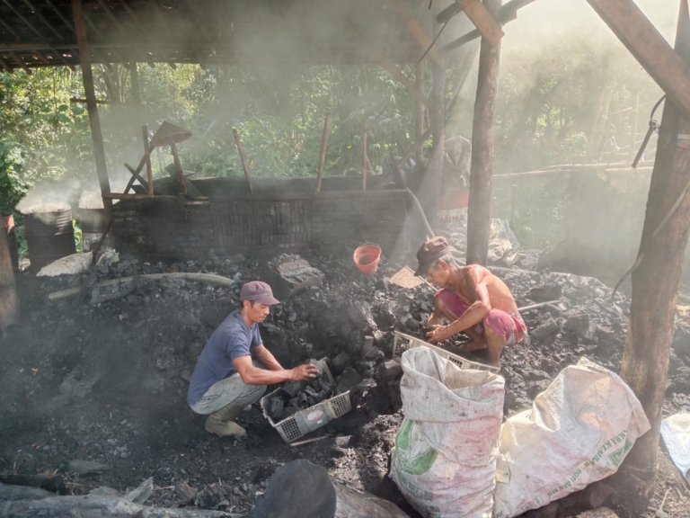 Jelang Idul Adha, Permintaan Arang di Banyumas Melonjak hingga 70 Persen