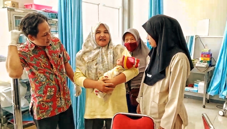 Warga Banyumas Temukan Bayi Baru Lahir di Teras Mushola