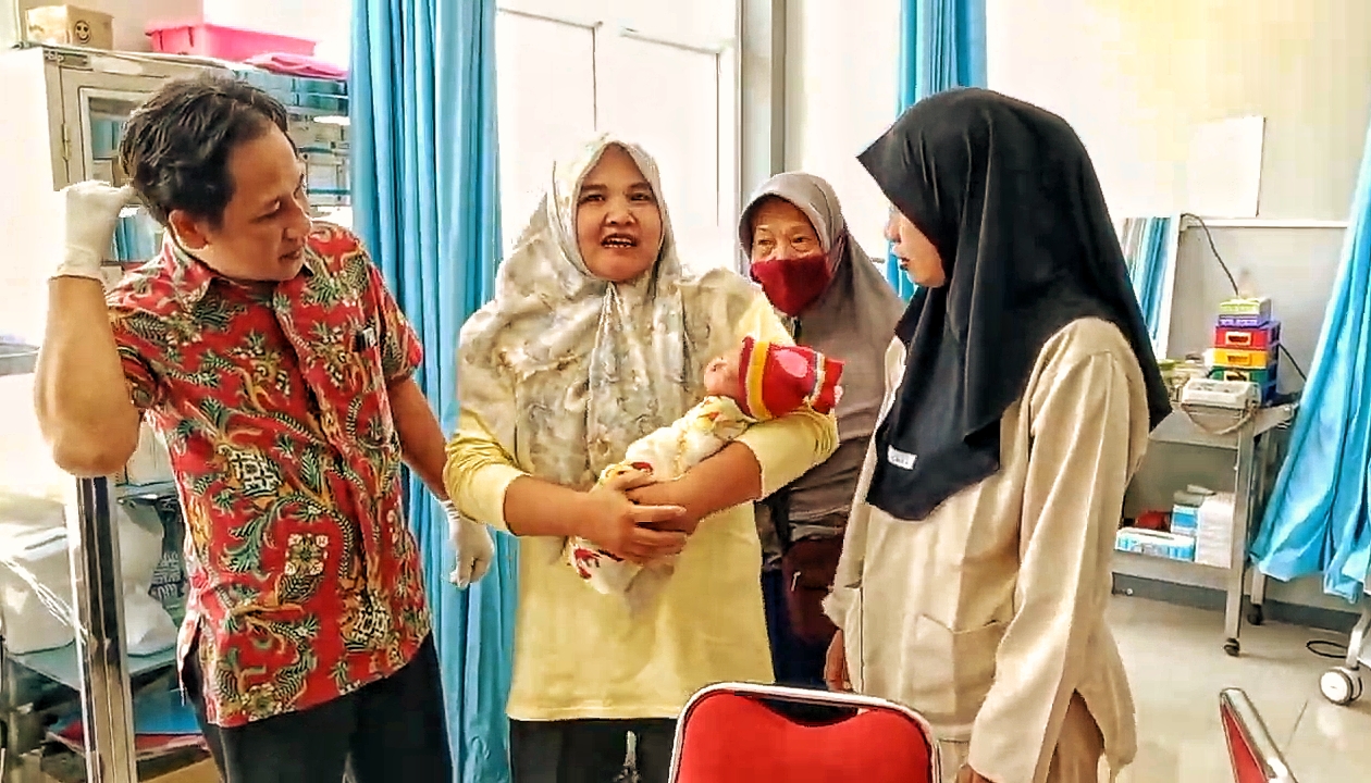 Warga Banyumas Temukan Bayi Baru Lahir di Teras Mushola