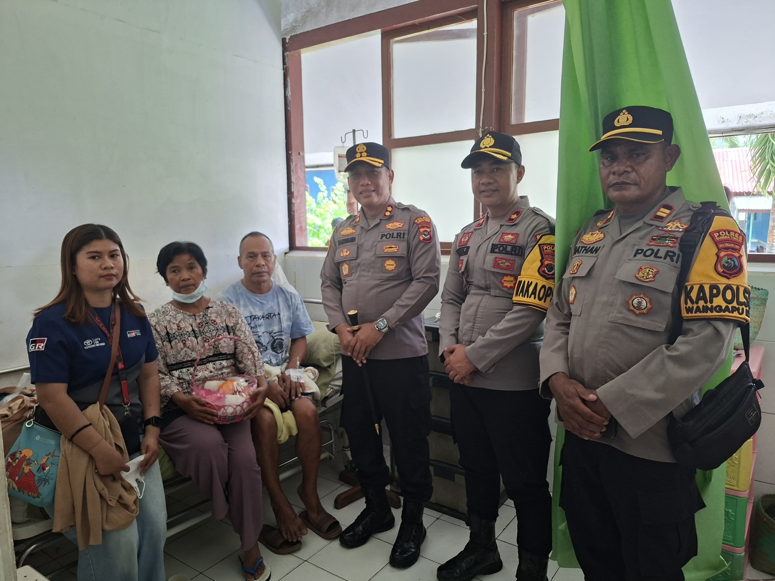 Kapolres Sumba Timur Datangi Rumah Korban Tertabrak Mobil Polisi