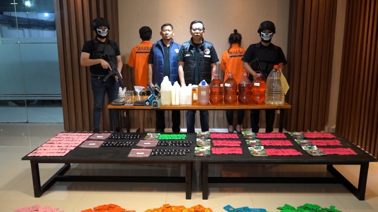 Polda Metro Jaya membongkar home industri vape etomidate di Puri Mansion, Jakarta Barat. Dua tersangka ditangkap bersama ratusan cartridge siap edar. (Foto: ReportaseNews/HO-Ditresnarkoba Polda Metro Jaya)
