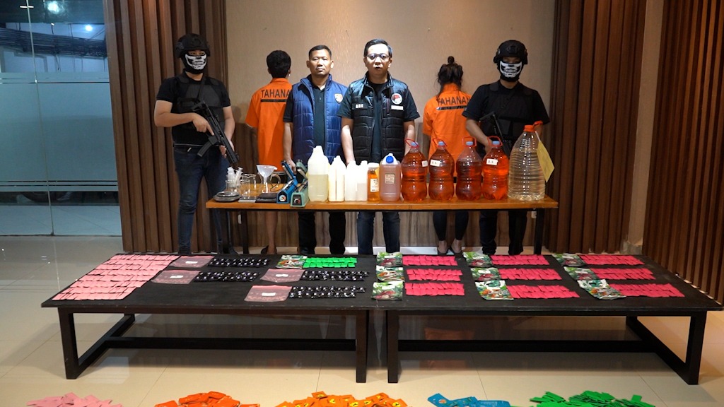 Polda Metro Jaya membongkar home industri vape etomidate di Puri Mansion, Jakarta Barat. Dua tersangka ditangkap bersama ratusan cartridge siap edar. (Foto: ReportaseNews/HO-Ditresnarkoba Polda Metro Jaya)