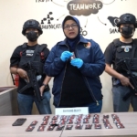 Polda Metro Jaya menggagalkan peredaran 30 cartridge etomidate di Cengkareng, Jakarta Barat. Seorang pria berinisial MS ditangkap saat membawa barang bukti. (Foto: ReportaseNews/HO-Ditresnarkoba Polda Metro Jaya)