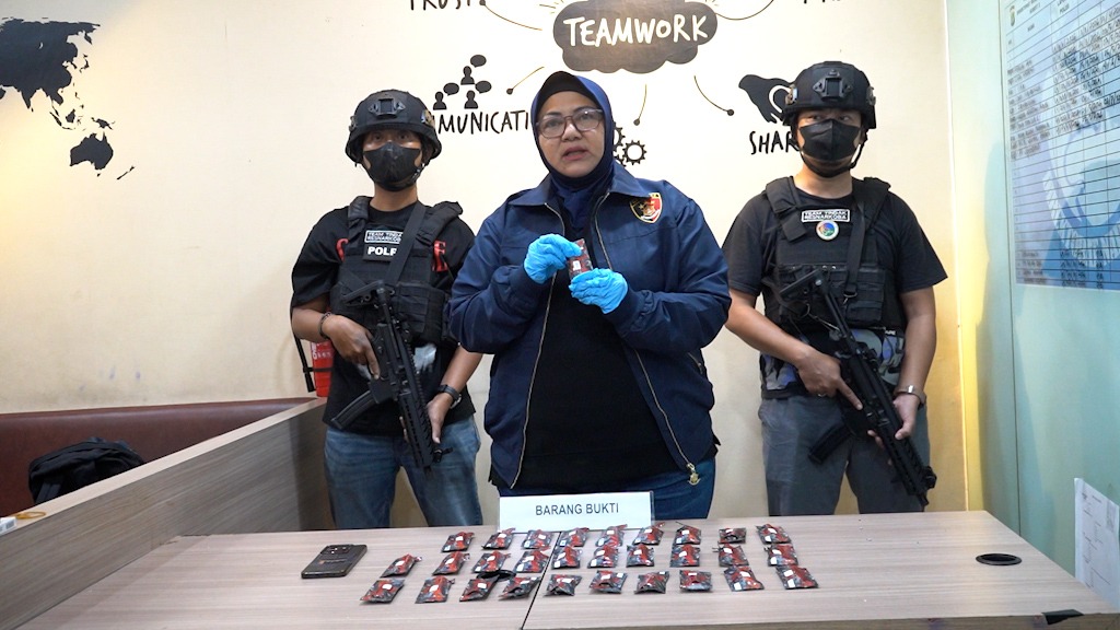 Polda Metro Jaya menggagalkan peredaran 30 cartridge etomidate di Cengkareng, Jakarta Barat. Seorang pria berinisial MS ditangkap saat membawa barang bukti. (Foto: ReportaseNews/HO-Ditresnarkoba Polda Metro Jaya)
