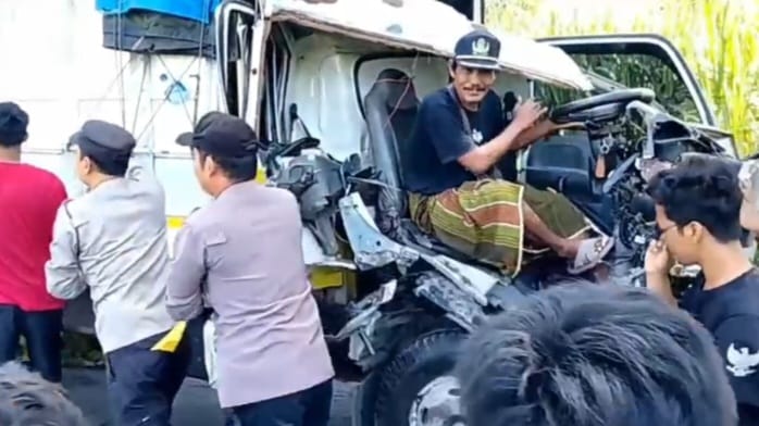 Diduga Sopir Mengantuk, Truk Pengangkut Sapi Kurban Terlibat Kecelakaan 