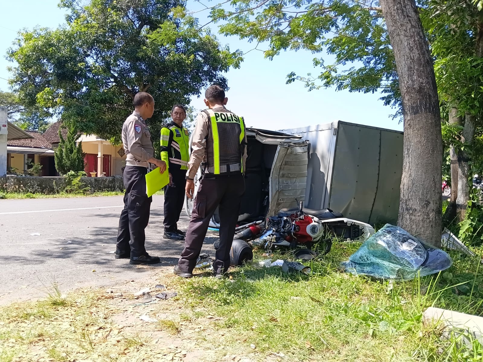 Tabrakan Tiga Kendaraan, Satu Pemotor Tewas di Tempat