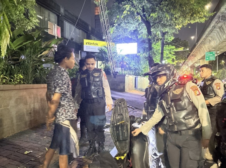 Tim Perintis Presisi Polda Metro Jaya mengamankan 15 terduga pelaku tawuran di Jakarta Timur. Polisi menyita tujuh celurit, tujuh handphone, dan empat sepeda motor. (Foto: ReportaseNews/HO-Humas Polda Metro Jaya)