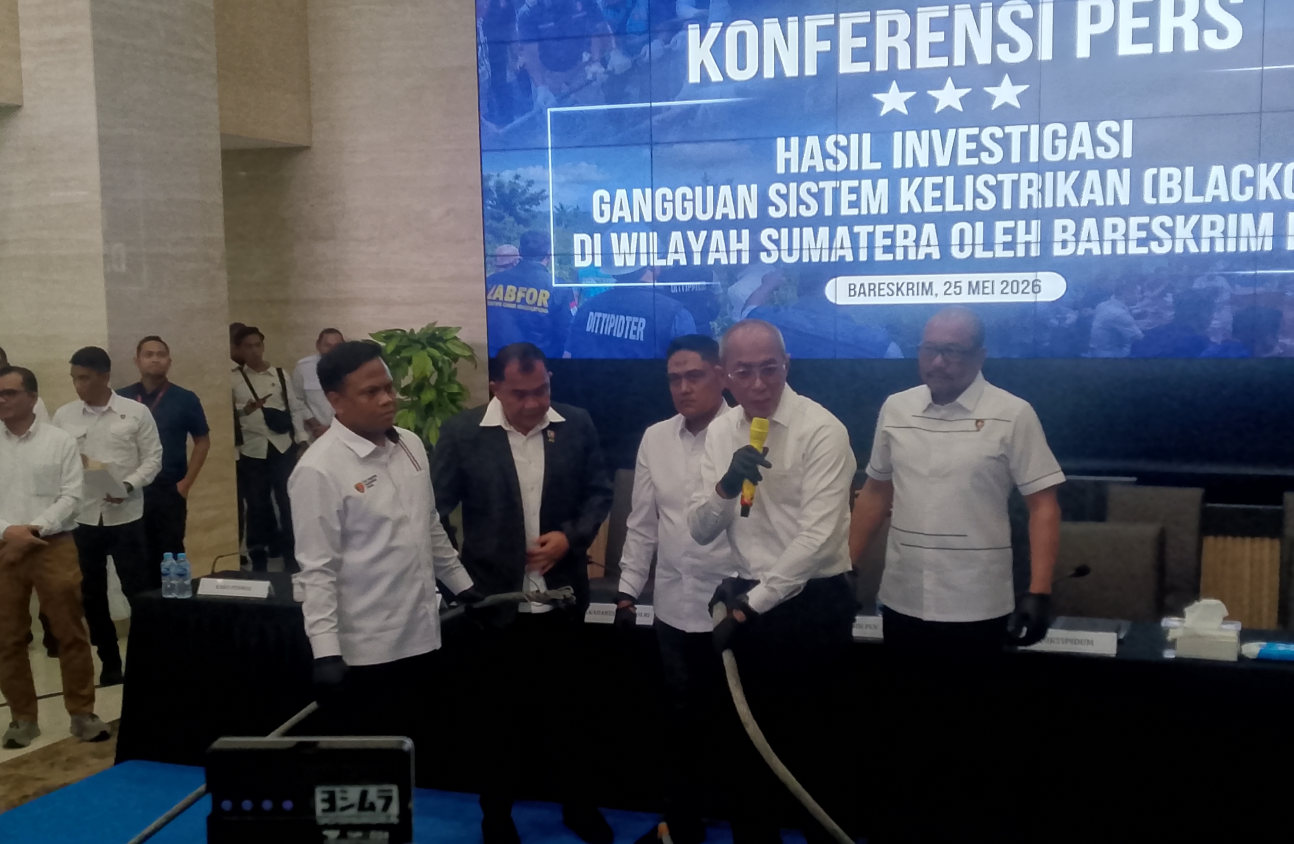 Bareskrim Polri memastikan blackout massal di Sumatera bukan akibat sabotase. Gangguan diduga dipicu faktor teknis dan cuaca ekstrem. (Foto: ReportaseNews/Tama)