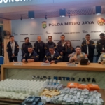 Polda Metro Jaya mengungkap peredaran obat keras ilegal berkedok toko kosmetik di Bekasi. Dua tersangka ditangkap dengan barang bukti ratusan ribu butir obat keras. (Foto: ReportaseNews/Tama)