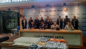 Polda Metro Jaya mengungkap peredaran obat keras ilegal berkedok toko kosmetik di Bekasi. Dua tersangka ditangkap dengan barang bukti ratusan ribu butir obat keras. (Foto: ReportaseNews/Tama)