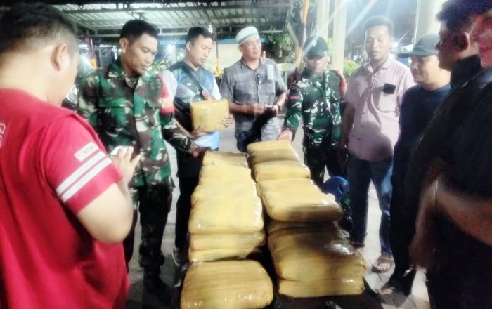 Cerita di Balik Terbuangnya 33 Bal Ganja di Jalan Desa Madina