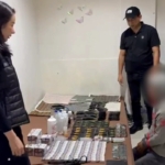 Polda Metro Jaya bongkar laboratorium vape berisi etomidate di Tamansari, Jakarta Barat. Satu pelaku ditangkap, ratusan cartridge diamankan. (Foto: ReportaseNews/HO-Ditresnarkoba Polda Metro Jaya)