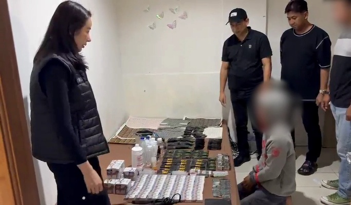 Polda Metro Jaya bongkar laboratorium vape berisi etomidate di Tamansari, Jakarta Barat. Satu pelaku ditangkap, ratusan cartridge diamankan. (Foto: ReportaseNews/HO-Ditresnarkoba Polda Metro Jaya)